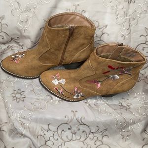 Diba brand embroidered bootie 8M